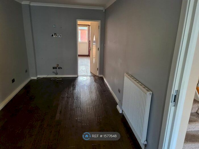 5 Bedroom Semi-Detached House To Rent In Little Park Drive, Feltham, TW13