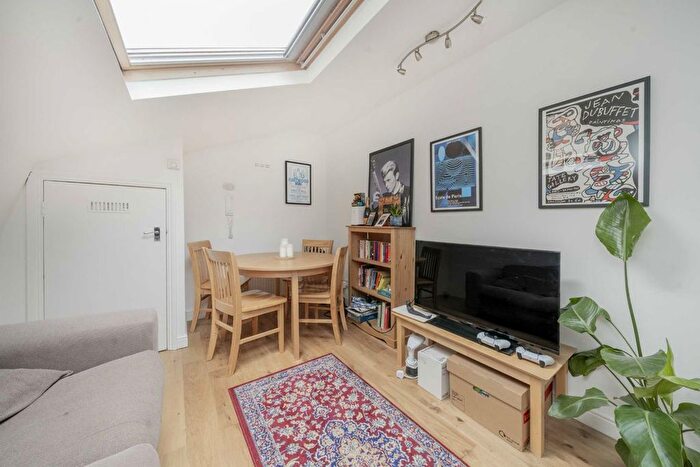 2 Bedroom Flat To Rent In Tollington Park, London, N4