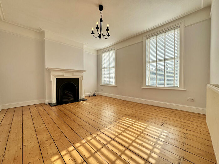 2 Bedroom Flat To Rent In Station Road, Winchmore Hill, London, N21