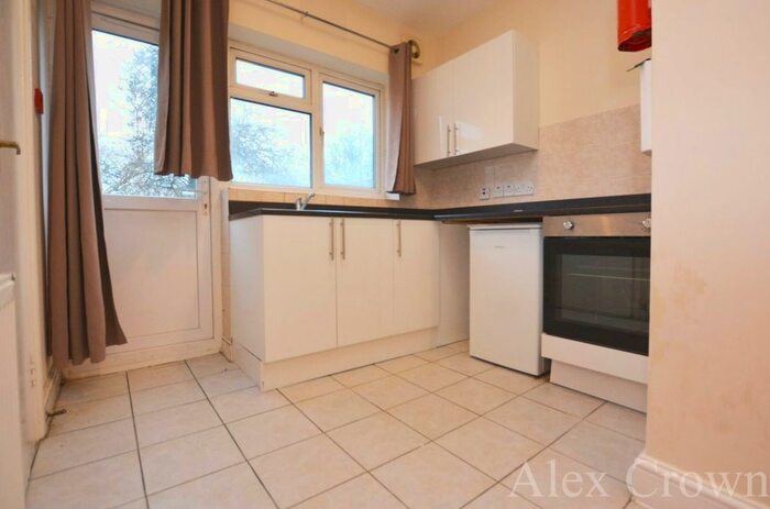 Studio To Rent In Langham Road, London N15