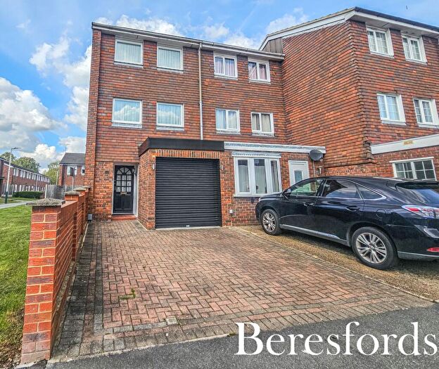 3 Bedroom Semi-Detached House For Sale In Hitchin Close, Romford, RM3
