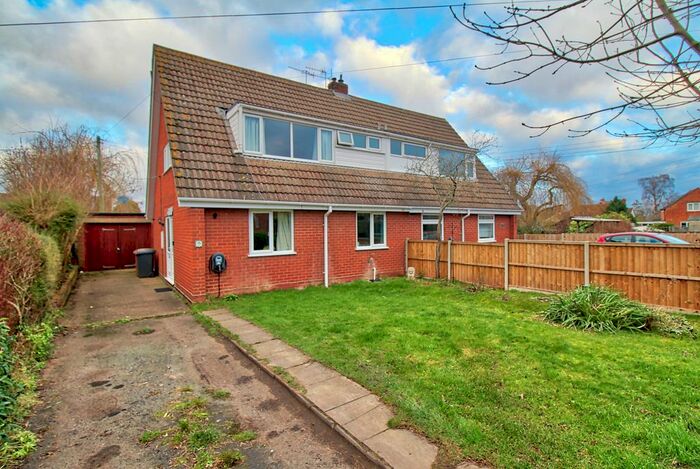 3 Bedroom Semi-Detached House For Sale In St. James Close, Littleworth, Worcester, WR5