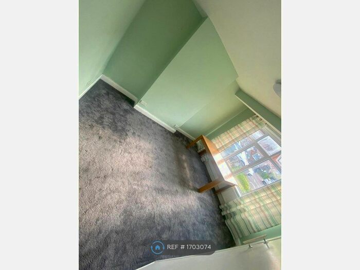 4 Bedroom Semi-Detached House To Rent In Medcalf Road, Enfield, EN3