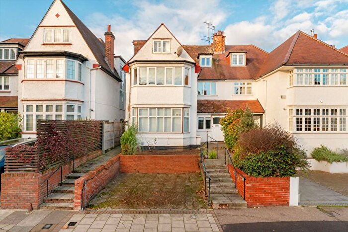2 Bedroom Flat To Rent In West Heath Drive, London, NW11