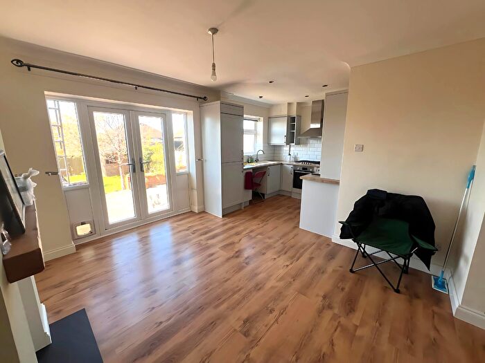 3 Bedroom Flat To Rent In Clitheroe Road, Romford, RM5