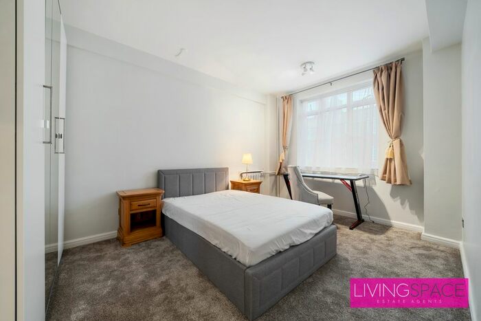 2 Bedroom Flat To Rent In Hammersmith Road, London, W6