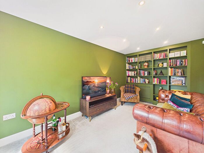 4 Bedroom Semi-Detached House For Sale In Park View Avenue, Gateshead, NE9