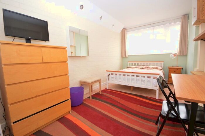 Flat To Rent In Franklin Close London, SE27