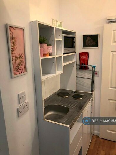 Studio To Rent In Haelesden, London, NW10