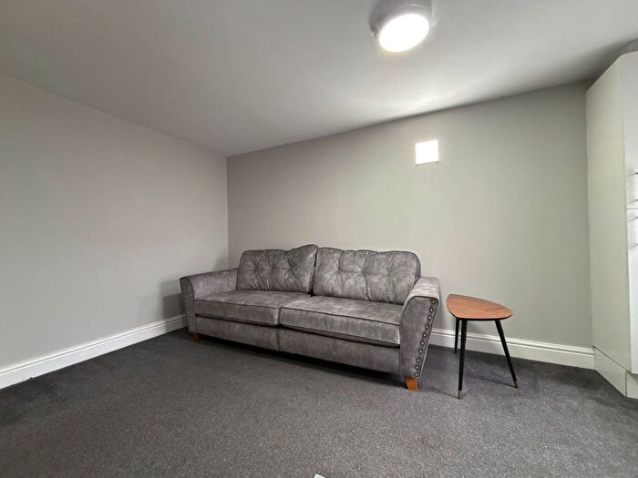2 Bedroom Flat To Rent In Penywain Road, Cathays, CF24