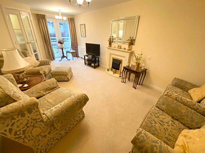 2 Bedroom Apartment For Sale In St. Stephens Fold, Huddersfield, HD3