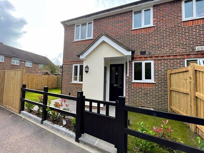 1 Bedroom Semi Detached House To Rent In Yorke Gate, Caterham On The Hill, CR3