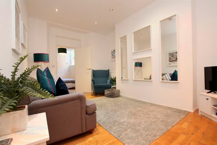 2 Bedroom Flat To Rent In Cleveland Place East, Bath, BA1