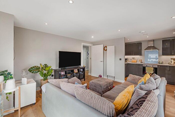 2 Bedroom Flat For Sale In Victoria Avenue, Richmond House - Victoria Avenue, SS2