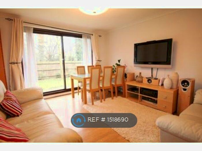 2 Bedroom Flat To Rent In Rothesay Avenue, London, SW20