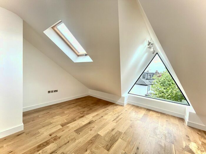 4 Bedroom Semi-Detached House To Rent In Colney Hatch Lane, London, N10