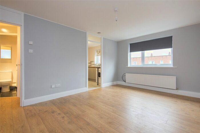 2 Bedroom Flat To Rent In Regency Court, Park Close, London, E9