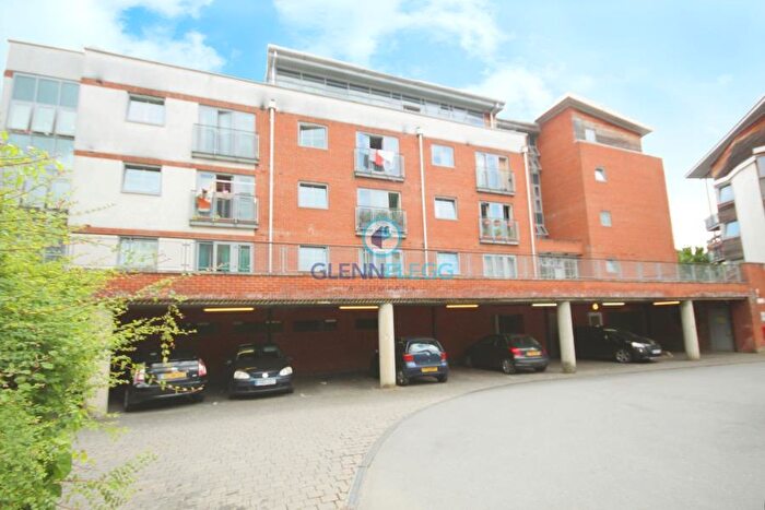 2 Bedroom Flat To Rent In Windmill Road, Slough, SL1