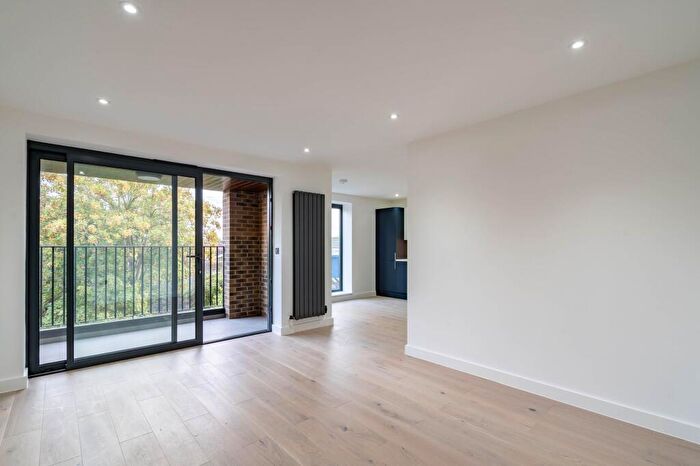 1 Bedroom Flat For Sale In Clinton Road, Forest Gate, E7