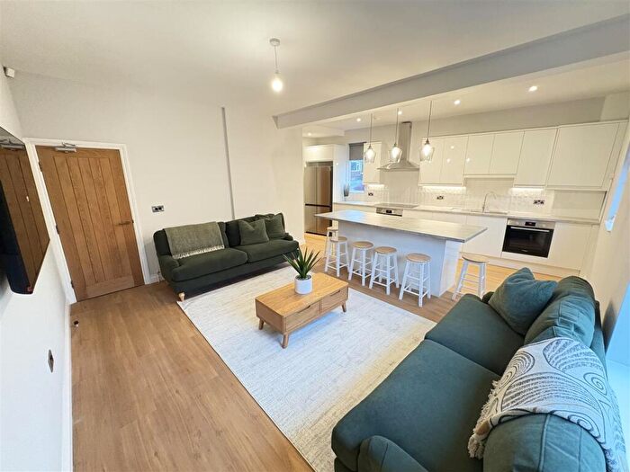 6 Bedroom Terraced House To Rent In Ash Road, Headingley, Leeds, West Yorkshire, LS6