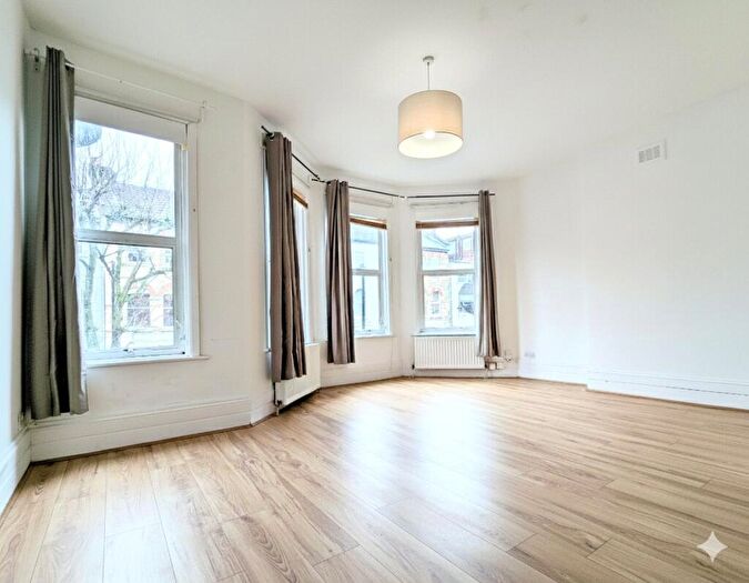 2 Bedroom Apartment To Rent In Hampden Road, London, N8