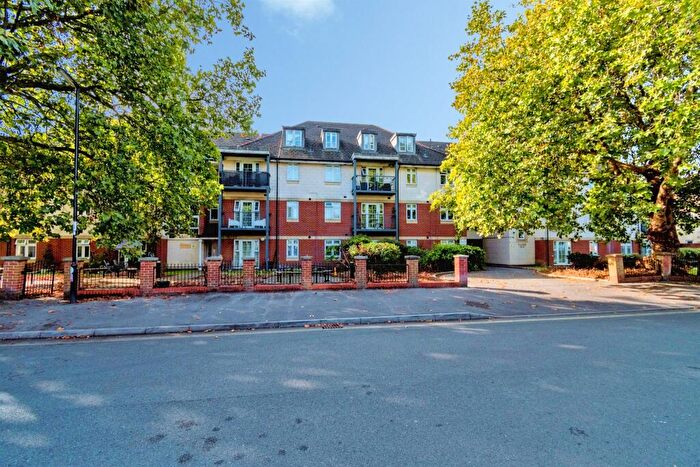 2 Bedroom Apartment For Sale In Millbrook Road East, Southampton, SO15