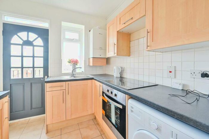 2 Bedroom Flat To Rent In Brownlow Road, Bounds Green, London, N11