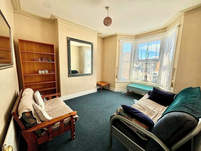 2 Bedroom Flat To Rent In Warren Road, E10