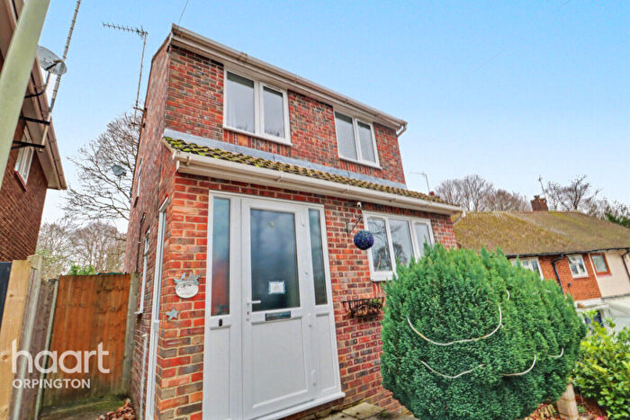 2 Bedroom Detached House For Sale In Amherst Close, Orpington, BR5