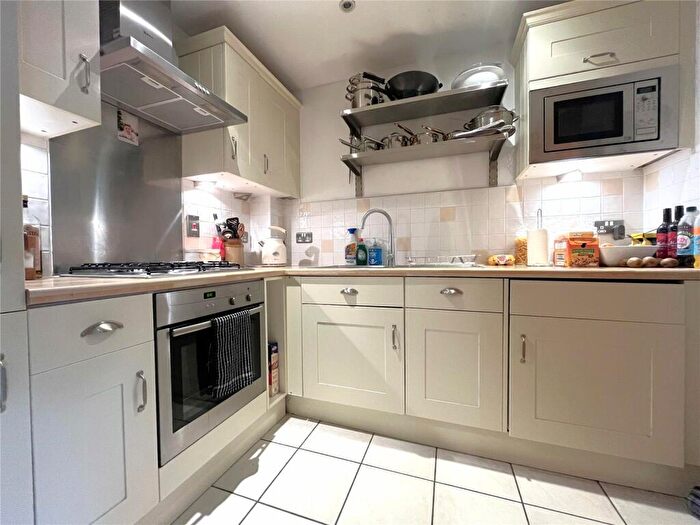 2 Bedroom Flat For Sale In Heathcote Road, Camberley, Surrey, GU15
