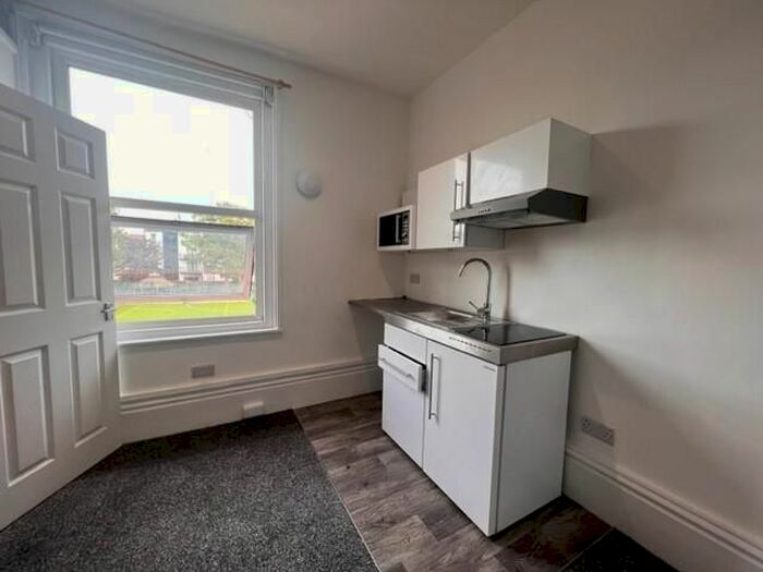 Studio To Rent In Elphinstone Road, Southsea, PO5