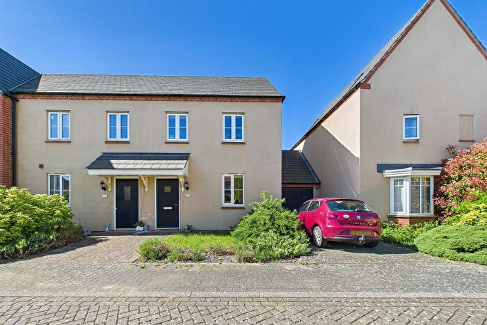 3 Bedroom Semi-Detached House To Rent In Pontefract Road, Bicester, OX26