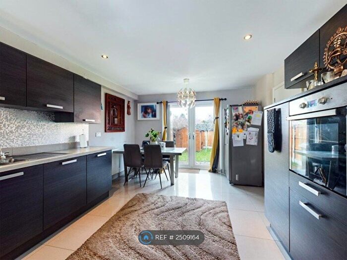 4 Bedroom Semi-Detached House To Rent In Wollaton Road, Nottingham, NG8