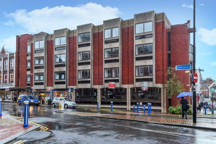 2 Bedroom Flat To Rent In Grove Road, Eastbourne, BN21