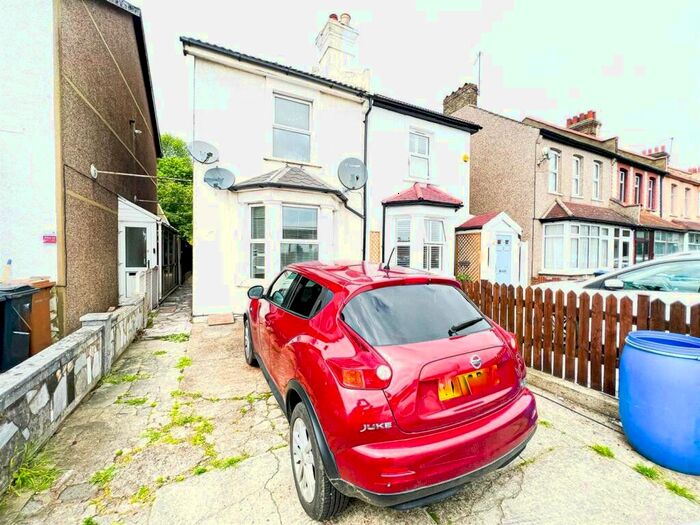 2 Bedroom Flat To Rent In Whitehorse Lane, London, SE25