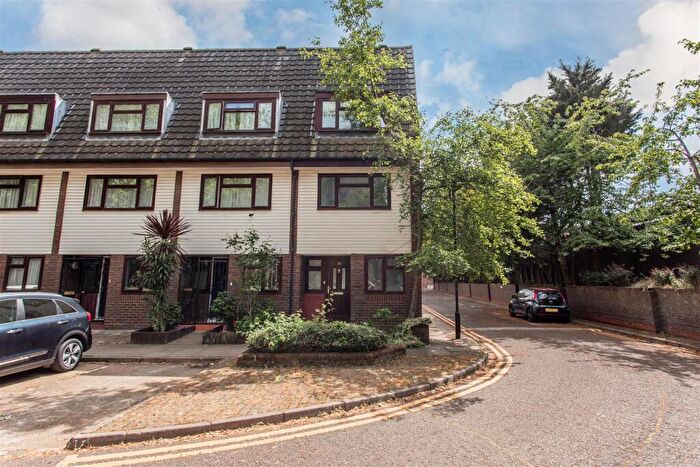 4 Bedroom End Of Terrace House For Sale In Canal Close, Stepney Green, E1