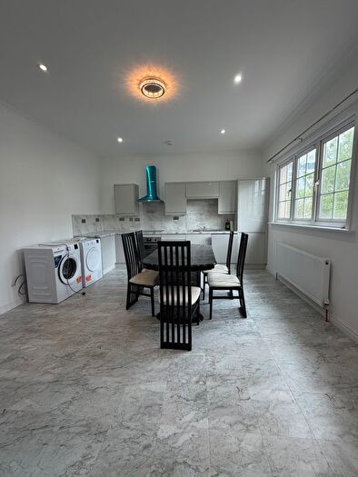 4 Bedroom Flat To Rent In Beatrice Avenue, London, SW16