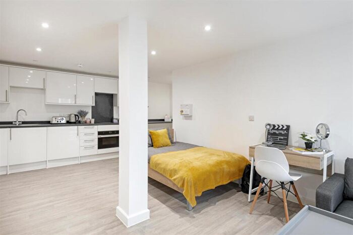 Flat To Rent In Banglo House, Lower Bristol Road, Bath, BA2