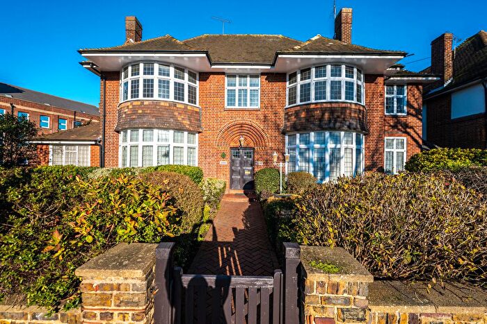 3 Bedroom Flat To Rent In St. Vincents Road, Westcliff-On-Sea, SS0