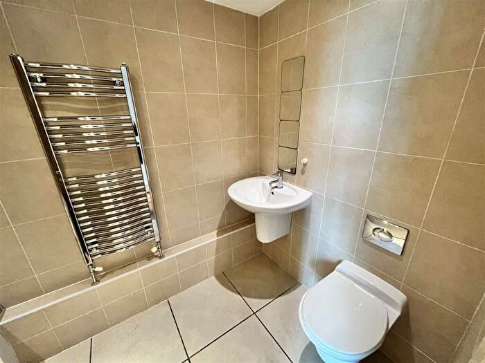 1 Bedroom Flat For Sale In Ledgard Wharf, Mirfield, WF14