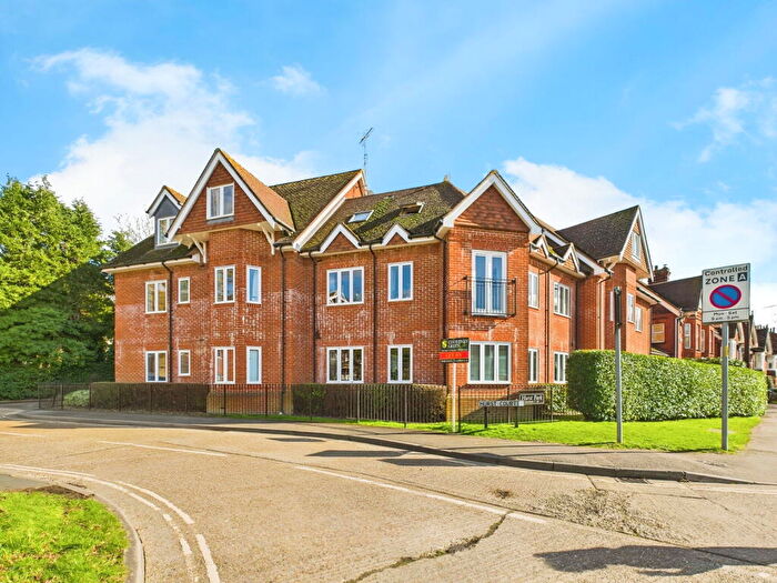 2 Bedroom Flat For Sale In Hurst Park, Horsham, RH12