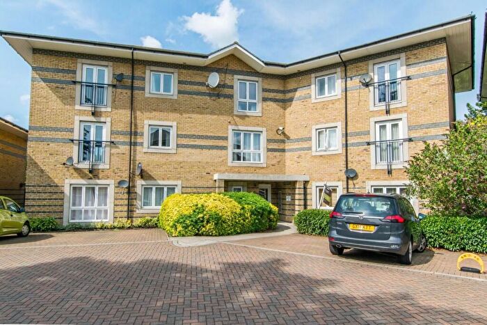 3 Bedroom Apartment To Rent In Longworth Avenue, Cambridge, CB4