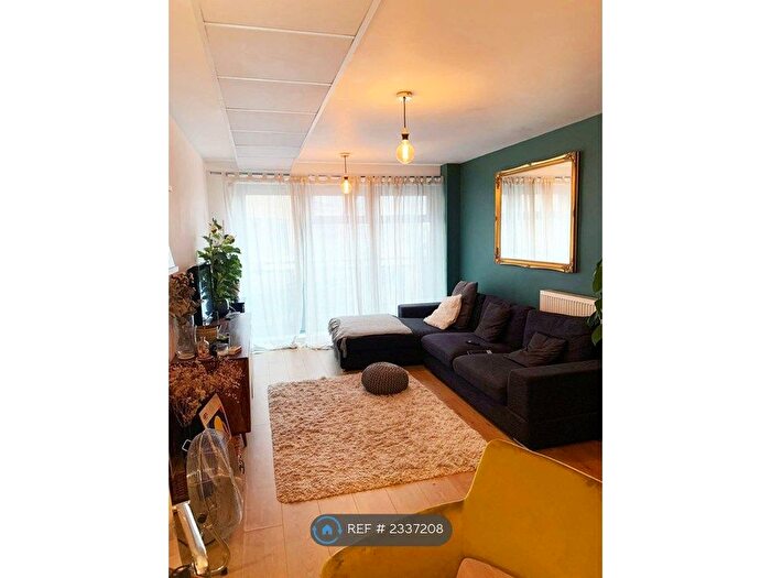 2 Bedroom Flat To Rent In Ira Court, London, SE27