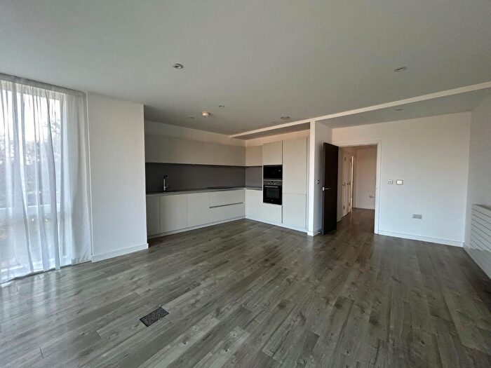 2 Bedroom Flat To Rent In Woods Road, Peckham, London, SE15