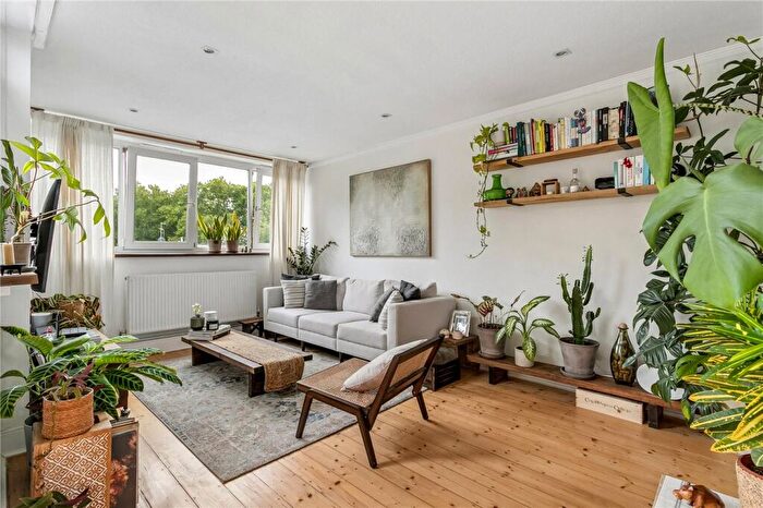2 Bedroom Apartment To Rent In Hedingham Close, London, N1