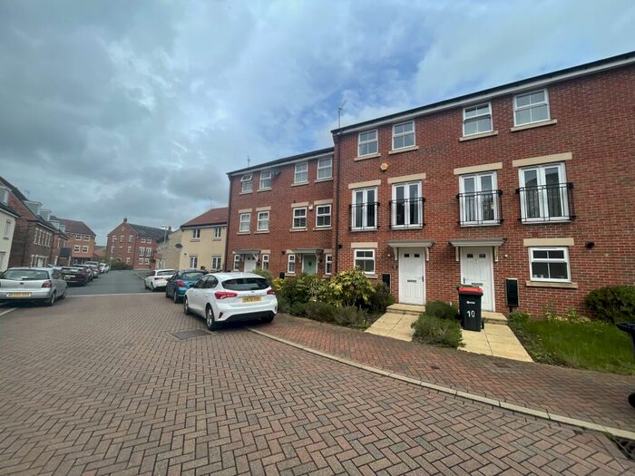 4 Bedroom Town House To Rent In Kestrel Grove, Hucknall, Nottingham, NG15