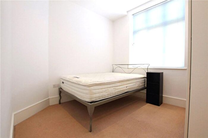 1 Bedroom Flat To Rent In Bernhard Baron House, Whitechapel, London, E1