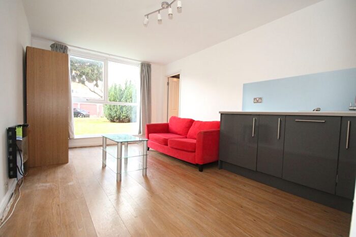 1 Bedroom Flat To Rent In Park Drive, Woking, GU22