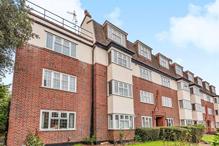 1 Bedroom Apartment For Sale In Wentworth Court, Surbiton, KT6