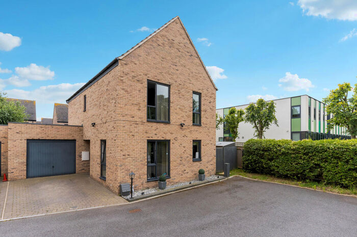 4 Bedroom Detached House To Rent In George Yeomans Close, Cheshunt, EN8